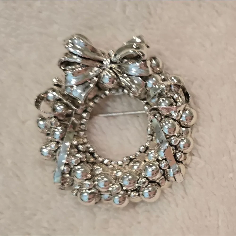 ❤️🎄🛍 VINTAGE Elegant Silver Wreath Brooch